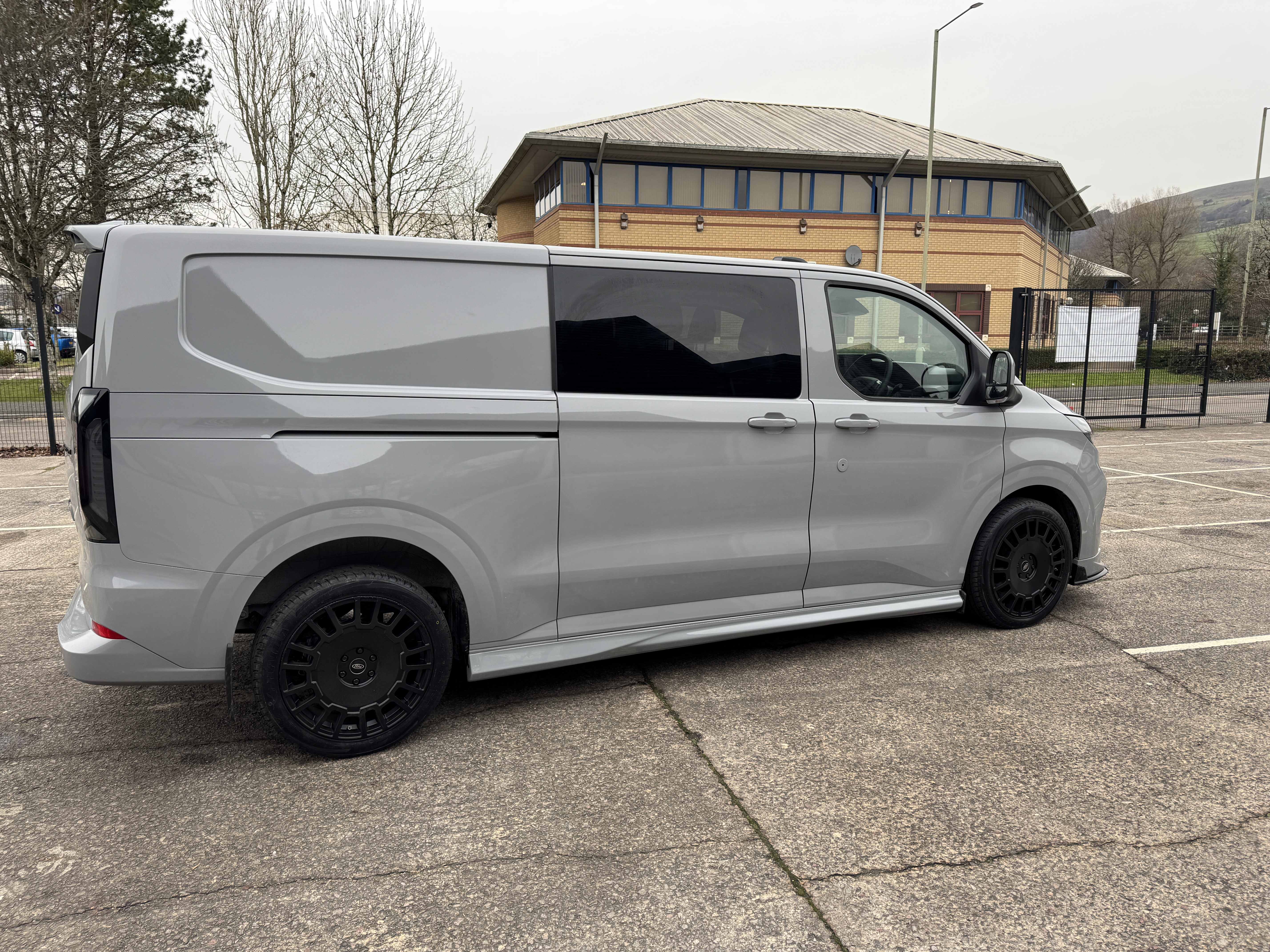 Ford Transit Custom Double Cab exterior – image 1